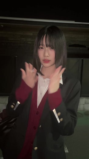 赤カーディガンで魅力的なJKスタイル