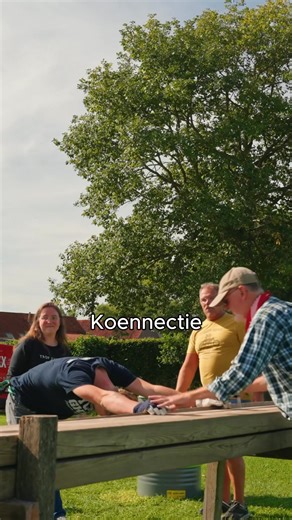 koe·nnec·tie (de; v; meervoud: koe-nnecties) 1) Het warme, voelbare gevoel van verbondenheid binnen een groep, waarbij individuen zich deel van de kudde voelen en spontaan samenwerken. 2) De unieke band die ontstaat wanneer mensen samen plezier maken, uitdagingen aangaan en elkaar versterken, vaak versterkt door een authentieke, landelijke context. 3) (fig.) De kracht die teams dichter bij elkaar brengt en zorgt voor vertrouwen, communicatie en een stevig kuddegevoel. | FarmFun.be