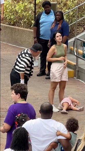 The moment the mime realized what was happening 🤣 #seaworldmime #tomthemime #comedy #shorts