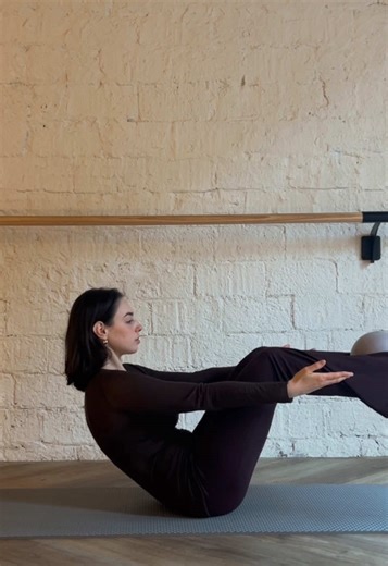 nunca imaginé que preparar los mats para la clase de pilates se convertiría en el espectáculo más curioso para una niña literalmente pegada a la ventana #pilates #mat #clasespresenciales