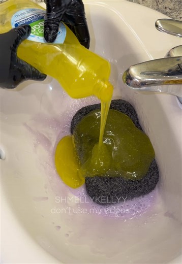 collab w/ @SqueezesForJesus . ✝️ So excited to collab with her. She’s so sweet & I LOVEEEEE how she adds the word of God to her videos . nothing better than getting some good content & Gods word 🥹♥️ Follow her if you’re not, I promise you’ll LOVE her videos We did : fs , ds & lemon comet . 😋 #shmellykellyy #spongesqueezing #satisfying #asmr #dishsoap