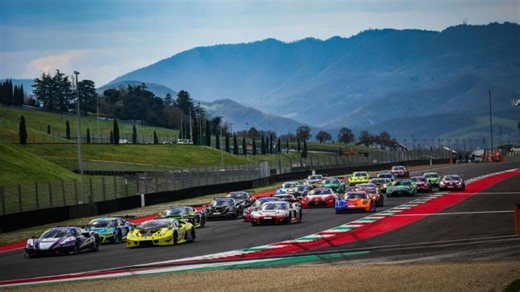 FOTO'S  - Audi pakt spectaculaire zege in Mugello na zenuwslopende slotfase vol chaos en brandstofstress   UITSLAG