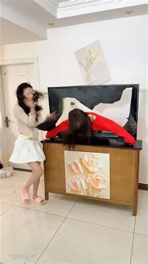 I hid inside the TV after taking it apart to perform a real-life Sadako prank on my best friend!