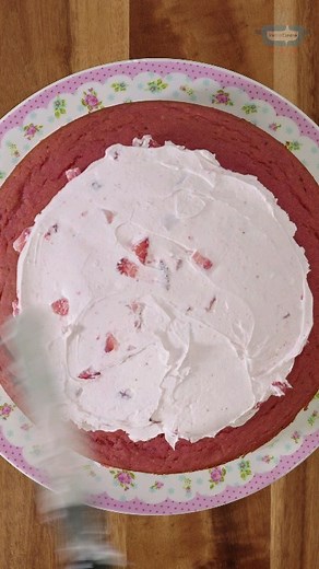 V-am pregatit un nou tort de post cu capsuni, delicios, cu blaturi umede si cu o crema irezistibila! Pe cuvant ca e cel mai bun tort cu capsuni pe care l-am facut pana acum! Reteta o gasiti pe canalul de Youtube JamilaCuisine. | JamilaCuisine