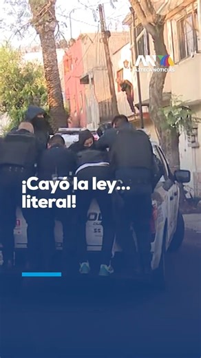 The law has fallen! Police officer falls from patrol car during operation: Moments of tension liv...
