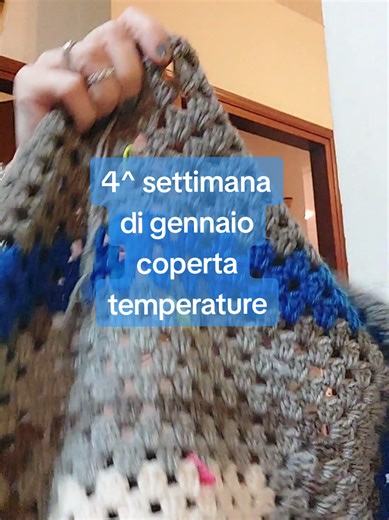 quarta settimana coperta delle temperature, settimana grigia. maxi mattonella quasi finita. #tiktokcrochet #crochet #uncinetto #temperatureblanket