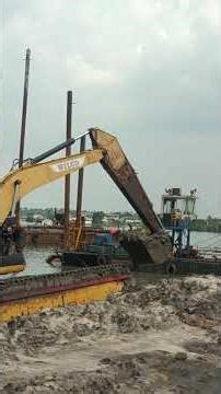 A new day of excavating jobs with swamp buggy and American crawler crane 9299
