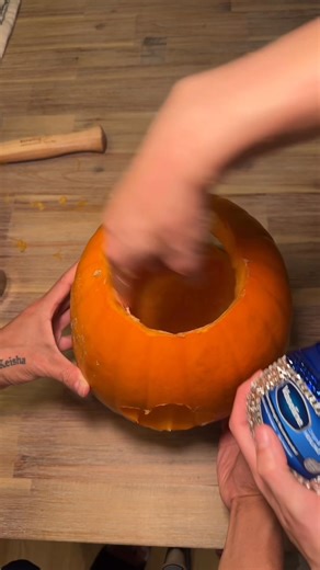 Use cookie cutters to carve pumpkins. #pumpkins #easydiy #fblifestyle #tipsandtricks #lifehacks | Teo-Fatherhood