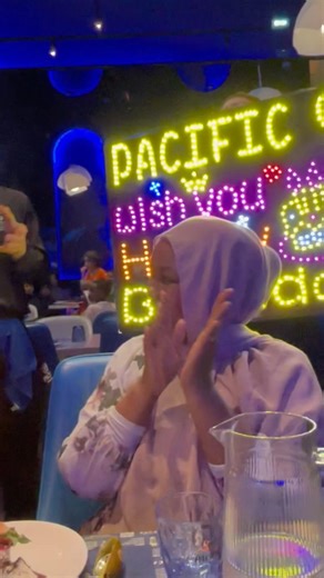 Regardez sa réaction 😍 (Joyeux anniversaire mon amour)