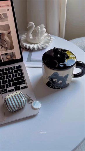 Koleen on Instagram: "Too cute 🥹 and it comes with a mug lid too 🫶🏻 buy here https://vt.tiktok.com/ZS9JF5aWUv4Dy-Ju2D6/ shopee code BML-XPP-PCY #coffeemug #ceramicmug #aestheticmug #souvenir #giftidea"