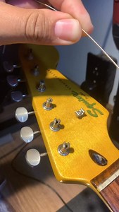 Correct installation of strings in vintage tuners!! #Guitartech #guitarstrings #fender #squier #stratocaster | Luis Eduardo Vargas Castilla