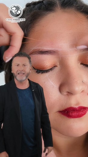 VENTAJAS DE UN DISEÑO DE CEJAS CON HILO 💫| CEJAS PERFECTAS EYEBROW La técnica de depilación con hilo es un procedimiento totalmente natural, este método no agrede ni la piel ni el musculo. Unas cejas perfectas para una mirada radiante y hermosa💁‍♀️. Es momento de probar la tuya. Tu rostro en las mejores manos 👌. 🔸 Es ideal para pieles sencibles y alérgicas. 🔸 Se extrae el vello de raíz y es perfecto para el diseño de cejas por su precisión en el acabado. 🔸 No estira la piel, por lo que pre
