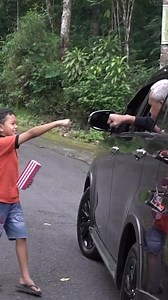 46K views · 865 reactions | Kebahagiaan atau kebingungan saat 2 anak kecil ini bertemu Ganjar Pranowo beberapa waktu lalu. "Alah kae sing nek tik tok kae lho dil" (Alah yang di tiktok itu) kebingungan sekaligus kegirangan anak tersebut bertanya kepada temannya yang juga kebingungan. "Tugiman" kemudian Pak Ganjar menjawab kedua anak kecil tersebut. | Mercusuar Indonesia | Facebook
