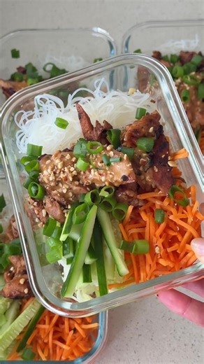 Chicken Satay Noodle Bowls 🥜🍜 Day 44 - 50 days of healthy meal prep recipes! Multiply by 4 to meal prep! Ingredients (serves 1) 100g marinated chicken thigh (soy sauce, garlic, ginger and lime juice) 40g vermicelli noodles ½ cup lettuce, shredded ¼ cup carrot, shredded ¼ cup cucumber, shredded Satay sauce (serves 1) 2 tsp peanut butter 1 tsp tamari ½ tsp crushed garlic ½ tsp rice wine vinegar 2 tsp fresh lime juice 1 tbsp coconut milk To serve: crushed peanuts, spring onions Nutrition: 458 kca