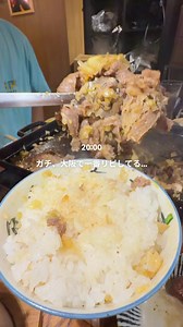 口の中でとろける「飲めるカルビロース」は必食。 京橋駅から歩いて2分の場所にある、「令和の場末焼肉」をコンセプトにした「京橋 焼肉褒美」に行ってきた。看板メニューの「ご褒美カルビロース」は、塩味がガツンと効いたネギとお肉の柔らかさがたまらない逸品。目の前の鉄板で仕上げて最後に卵を加える名物の「レバニラ」や、炊き立ての「銀シャリ」など、お肉以外のメニューもハズレがない確かなクオリティ。 月曜から土曜は深夜2時まで営業している使い勝手の良さも魅力だけど、予約必須と言われるほどの人気店のため、訪問の際は事前の予約手配が確実。 ※プロモーション含みます 予算：約4,000円〜6,000円（コース料金目安） メニュー例（税込価格）： ・ご褒美カルビロース 220g：2,280円 ・【人気No.1】3,980円コース：3,980円 ・数量限定 崩しハンバーグ：880円 ・炊き立て銀シャリ（2合）：850円 ・伝説のテールラーメン：1,080円 店名：京橋 焼肉褒美 場所：京橋 住所：大阪府大阪市都島区片町2-7-26 京橋ファインビル 1F ┈┈┈┈┈┈┈┈┈┈ 大阪のおしゃれ×美味しいグルメを厳