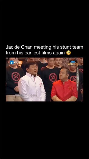 editor on Instagram: "日本利用压电瓷砖将脚步转化为电能。这 些瓷砖捕捉来自你脚步的动能。当你行走时,你的重量和动作 会对瓷砖产生压力。瓷砖会轻微弯曲,从而产生机械应力。瓷 砖内部的压电材料将这种应力转化为电能。每一步都会产生 少量电荷,而数百万步结合在 一起就能产生足够的电力来驱动 LED灯、数字显示屏和 传感器。在像涩谷车站这样繁忙的地方,每天大约有240万个 脚步为这一系统作出贡献。这些电能可以被储存或立即使用, 从而减少对传统电力来源的依赖,并支持可持续的城市基础设 施。这种方法将日常运动转化为实用的 可再生能源 #日本#知识 #事实 #你知道吗 #推荐 科"