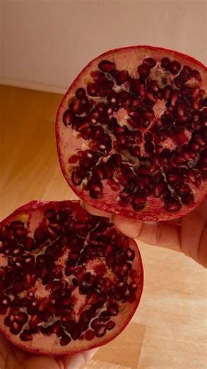 Signe Boysen - Online Coach | Champion Club on Instagram: "Kender du også den der træthedsfølelse, der rammer sidst på dagen? 🥱… men du kan simpelthen ikke klare mere kaffe! ☕️ I’ve got you! 👉🏽 Den her naturlige energidrik er min redning efter en lang dag, når både krop og hovede trænger til et energiboost!⚡️🪫 Den er fyldt med granatæblekerner, fra granatæbler - der er blandt den mest antioxidant-rige frugt, vi har 🍎 De beskytter bl.a. vores celler og kan dæmpe inflammation, mens de også st