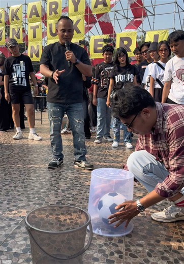 Ambil bolanya pindahkan kedalam ember #pikirkansecaralogika #masterlogika #idealis92 #nexsidealis