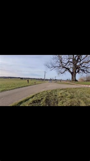 « Les vrais savent : une Clio F2000, ça se respecte. Prépa, bruit, attaque… ici on parle de machines faites pour gagner. Montre ta F2000 dans les commentaires, qu’on voit les vrais pilotes ! 🔥🏁 » #ClioF2000 #F2000Attack #RenaultSport #TeamF2000 #RallyeF2000 #RallyLegends #MotorsportOnly #F2000Power #RallyeAddict #RallyeEurope #PassionRallye #RacingFamily #RenaultPerformance #ClioRacing #FullAttackMode #PureMotorsport | Renault clio