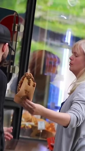 M-am îmbrăcat ca un om al străzii și am cerut de mâncare! #paliciucvlad #iași #fyp #foryou #viral #fy #inspiration