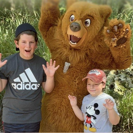 Meeting Circus Donald Duck in the Magic Kingdom at Disney World #magickingdom #donaldduck #disneyparks #disneyworld | Brockzilla Productions