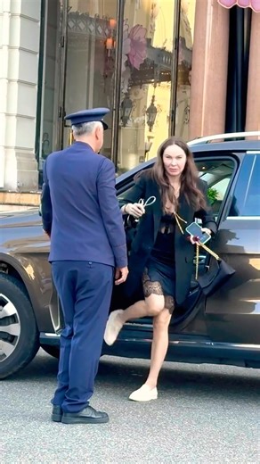 Ladies arrive to Monte Carlo