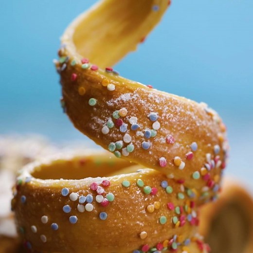 This is a Kürtőskalács. Or a chimney cake. Up to you. Get the recipe 👉 https://bit.ly/2og7K3S | Tastemade UK