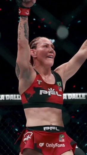 𝗧𝗛𝗘 𝗟𝗘𝗚𝗘𝗡𝗗 𝗗𝗢𝗘𝗦 𝗜𝗧 𝗔𝗚𝗔𝗜𝗡! Cage-side angle of Cyborg's sub against Collins! #MMA #PFL