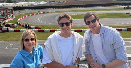 F1 2026: Filho de Toto e Susie Wolff conquista pódio no karting; George Russell acompanhou a prova
