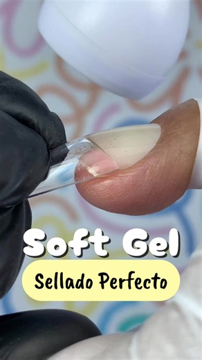 El Gel X ó Soft Gel se desprenden antes de lo esperado? Te doy 3 tecnicas para conseguir un sellado perfecto, con cero desprendimientos, que ni tus clientas van a poder arrancárselos. 💅🔥 Guarda este video porque este detalle puede cambiar por completo la duración de tus sets de Soft Gel. sellado perfecto Soft Gel, técnicas para el sellado del Soft Gel, técnica cero desprendimiento Soft Gel, cero levantamiento Soft Gel, por qué se levantan las Soft Gel, cómo evitar desprendimientos Soft Gel, So