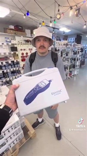 Iekomentē,ko @EDART.TV ir izdomājuši darīt ar policijas alkometru Envitec Alcoquant?Starp citu pie mums var iegādāties alkometrus🍹@ZEMLETES.lv vai LEDakcijas.lv | LEDakcijas.lv specializēts LED apgaismojuma veikals/V-TAC