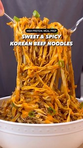 Sweet & Spicy Korean Beef Noodles Per serving (makes 7) 500 Calories 36g Protein 61g Carbs 13g Fat Ingredients: 2lbs 96% beef 3 tablespoons gochujang 3 tablesooons soy sauce 2 tablespoons sugar free ketchup 1 tablespoon garlic powder 1 tablespoon rice wine vinegar Black pepper and salt to taste Green onion whites (save greens for garnish) Low heat, 3-4 hours Low cal spicy mayo: 60g light mayo 40g gochujang 20g sriracha 10g yuzu ponzu 10g sesame oil 5 packets Momofuku Sweet & Spicy noodles* *or u