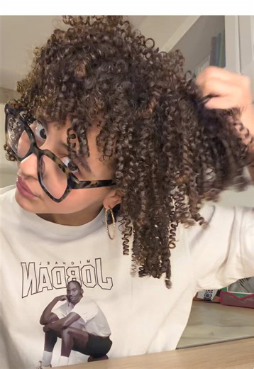 Tuto Volume pour Cheveux Bouclés : Astuces Satisfaisantes