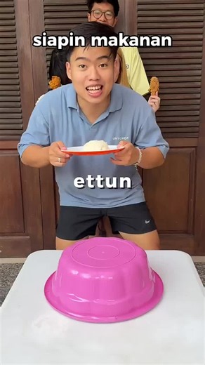 Cara Mengatasi Pedas: Edwin Bantu Meri Makan Cimol Sambel