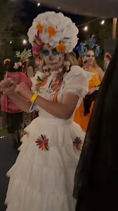 293K views · 11K reactions | Último día de Catrinas. Ya quiero que llegue la Navidad Open Bar | BetsyBuilds | Facebook