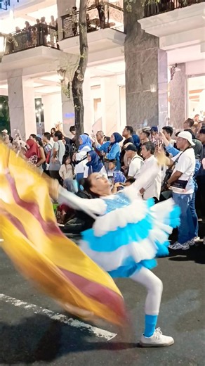 Aksi keren Color Guard hampir Malam di jalan Malioboro Yogyakarta