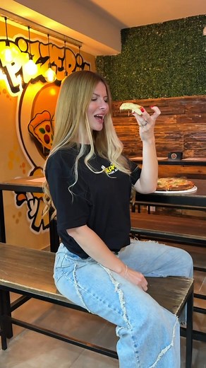La mejor pizzería de zona oeste! @entrequesosyamigos #pizza #girls #friend | Micaela Spengler
