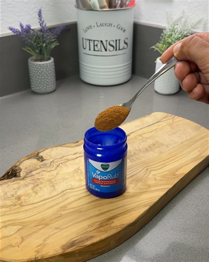 🛑✨ A More Comfortable Prostate Starts with What You Consume Every Day The prostate is one of the glands most sensitive to hormonal and inflammatory changes in the male body — which means it responds directly to what you put on your plate. 🥗🐟🌰 Some foods have been associated with long-term prostate support, helping with: ✅ natural inflammation balance ✅ healthy urinary flow support ✅ nighttime comfort ✅ better bladder control ✅ maintenance of male hormonal balance And here’s the surprise… it’