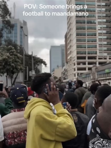 MAANDAMANO ERUPTS IN NAIROBI ALFU KUNA UYU ALIKAM NA MPIRA GUYS BANAH😂😂 #foryoupage #maandamano #today #fuelprices #fuel #livehighlights #kenyantiktok🇰🇪 #livemaandamano #kenyapoliticstoday #monday #kenyapolitics #ruto #fyp