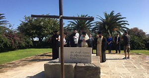 Η στιγμή που ο Αρχιεπίσκοπος Κρήτης γονατίζει στον τάφο του Καζαντζάκη - Δείτε το βίντεο