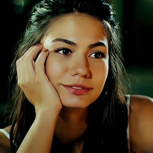 Demet in her Erkenci Kuş era >> #demetozdemir #sanem #sanemaydin #erkencikuş #demet | Turkish Series Sub Italia