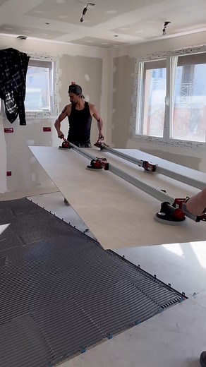 Les derniers carreaux de ce sol hors normes et la satisfaction de le voir enfin fini ! #tscarrelage #laminam #carrelagegrandformat #carreleur #carrelage #enjoy #pourtoi #tile #tiler #decoration #fy #luxe #raimondi