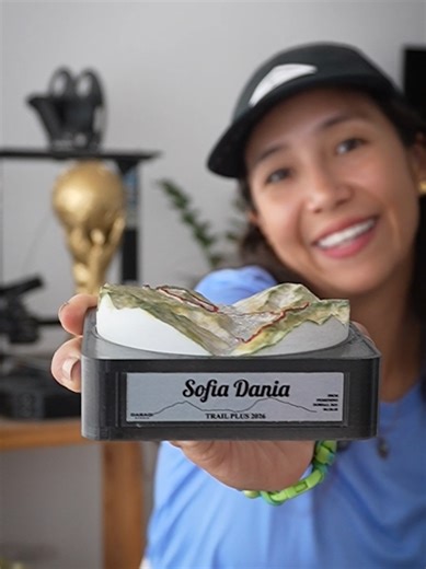 Trail 3D – La ruta de tu carrera, convertida en arte Convierte tu carrera favorita en una pieza única. Trail 3D es una representación del terreno real de tu ruta de trail running, impresa en 3D y pintada a mano, con el recorrido marcado y una placa personalizada con los datos de tu logro. Puedes enviarnos tu archivo GPX, o nosotros generamos el modelo de la ruta por ti. Incluye: • Relieve real del terreno en 3D • Ruta marcada sobre el recorrido • Placa personalizada (nombre de la carrera, distan