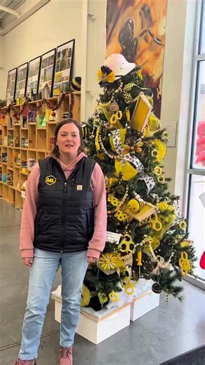 ✈️🧳 Too many NAHBE expo deals… not enough suitcase space? We’ve got you covered at the 2026 North American Honey Bee Expo! Stop by the Mann Lake Shipping Center at Booth #888 to ship your expo haul home with ease 📦 For a flat fee shipping, we’ll ship ANY purchase you make at NAHBE — not just Mann Lake items! 👇 Have questions about how the shipping center works? Drop them in the comments and our team will help! | Mann Lake Bee & Ag Supply