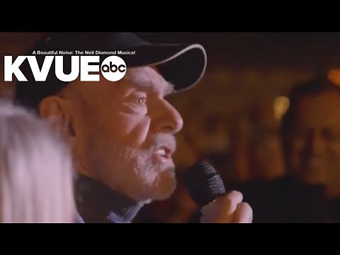 Neil Diamond surprises crowd during 'A Beautiful Noise' tour