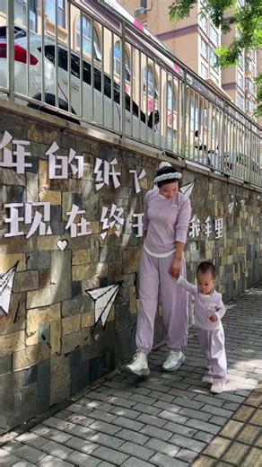 抱在怀里的孩子，终究长大了，出门都是妈妈拉上跑了～#ootd分享 #萌娃穿搭#亲子穿搭