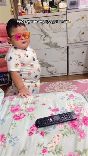 Bayi Lucu Joget Sendiri yang Menghibur