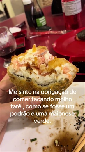 É isto, ainda comi lembrando daquela menina que grava comendo temaki dentro do carro #sushi #temakifrito