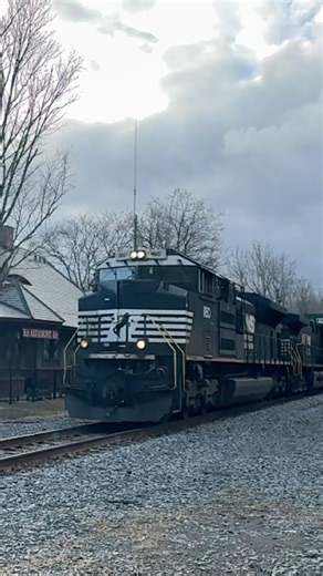 #norfolksouthern 265 Westbound Altamont, NY with Locos #1180 (SD70ACe) & #4585 - 4/6/2026