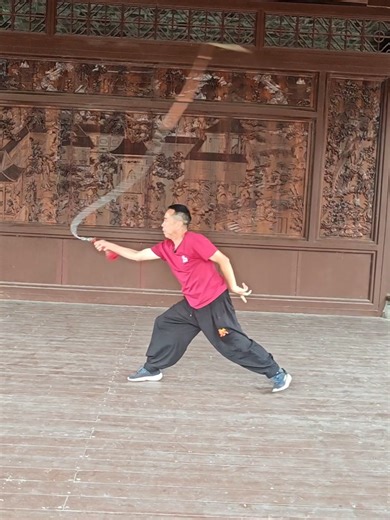 Witness the pure flow of the Kirin Whip. 🐉 In this routine, it’s not just about cracking the whip as loud as possible—it’s about absolute control, precision, and keeping the momentum alive. Notice the seamless transitions, the continuous strikes, and how the whip moves as an extension of the body. How is this possible with a metal chain? This level of agility requires a specific setup. The master is using our lightweight martial arts edition (around 1.5 to 1.8 lbs). Combined with our handcrafte